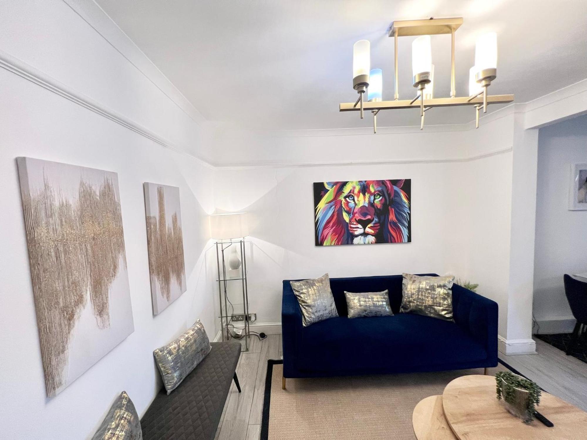 Modern 2 Bed Near Mall And Parking Hébergement de vacances *
